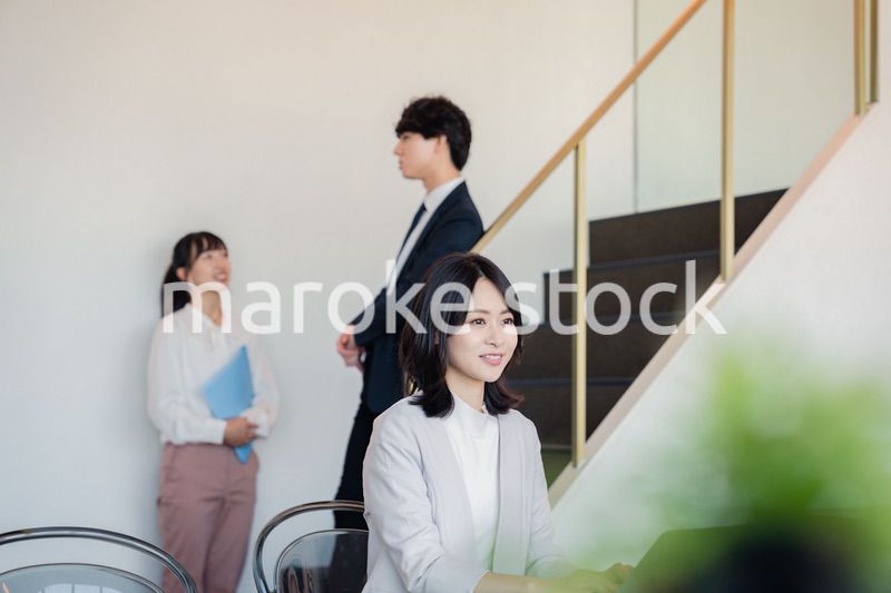 オフィスで働くビジネスパーソン