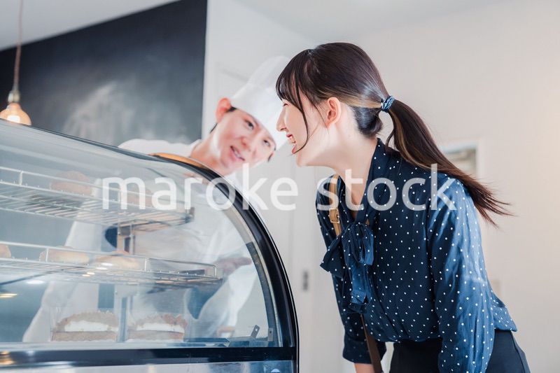 お店でスイーツを選ぶ若い女性