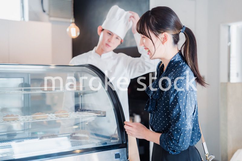 お店でスイーツを選ぶ若い女性