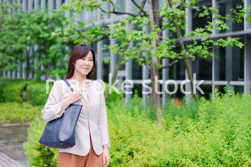 オフィスに出勤する若いビジネスウーマン