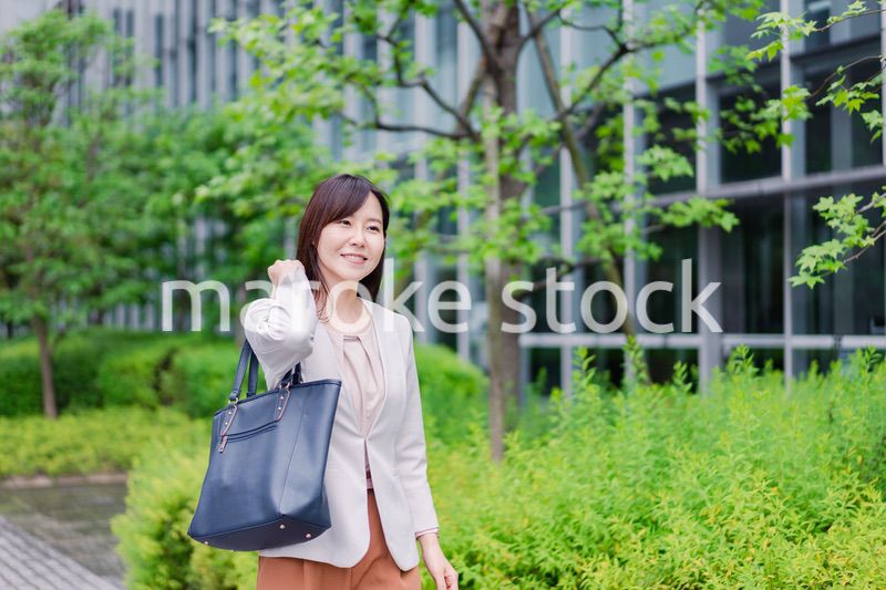 オフィスに出勤する若いビジネスウーマン