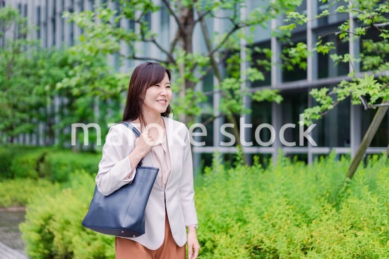 オフィスに出勤する若いビジネスウーマン