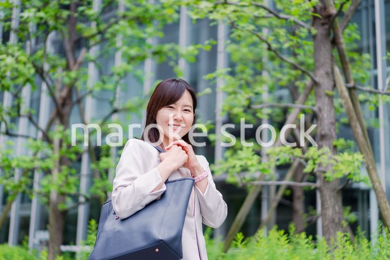 オフィスに出勤する若いビジネスウーマン