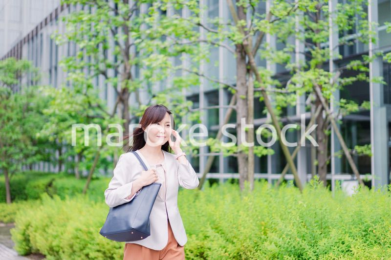 オフィスに出勤する若いビジネスウーマン