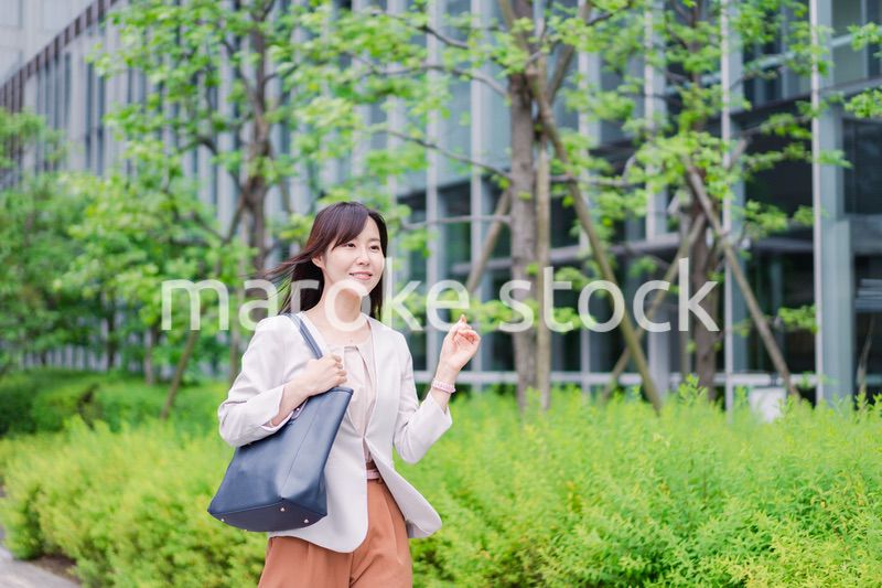 オフィスに出勤する若いビジネスウーマン