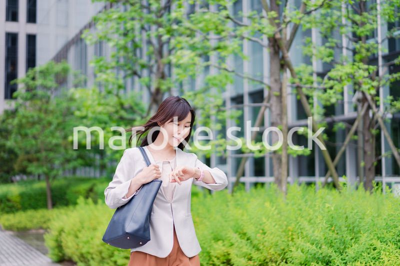 オフィスに出勤する若いビジネスウーマン