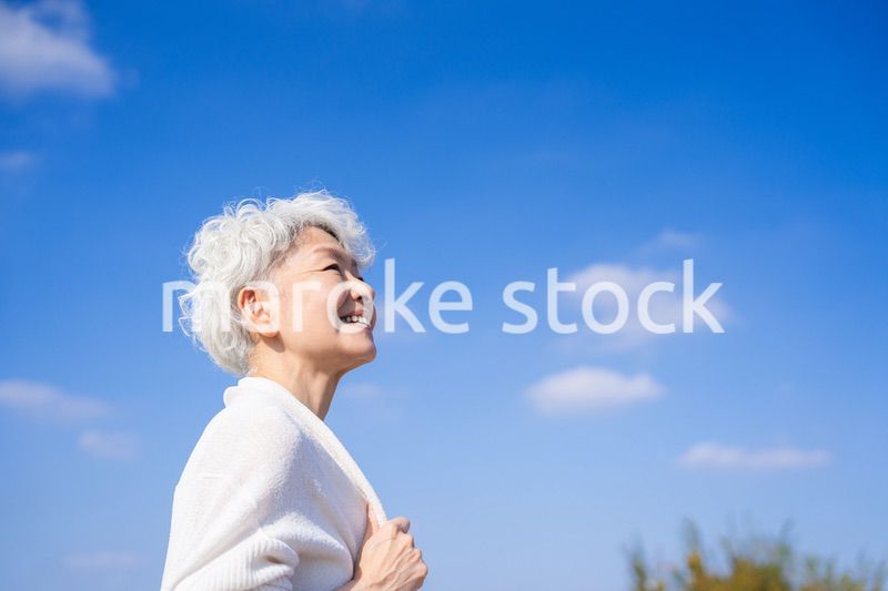 未来を見つめるシニアの女性