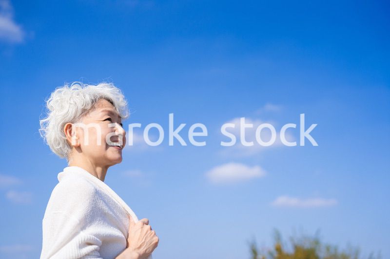 未来を見つめるシニアの女性