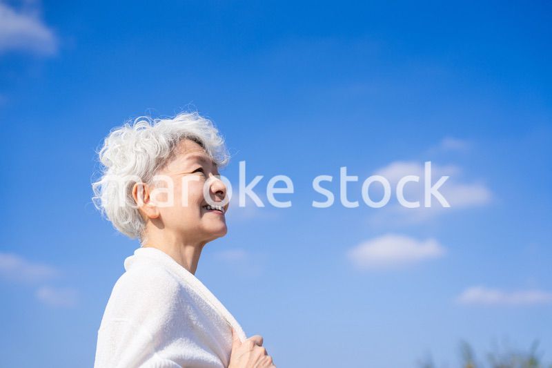 未来を見つめるシニアの女性