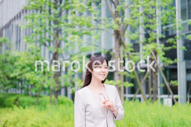 オフィスに出勤する若いビジネスウーマン