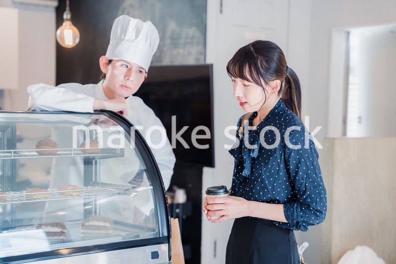 お店でスイーツを選ぶ若い女性