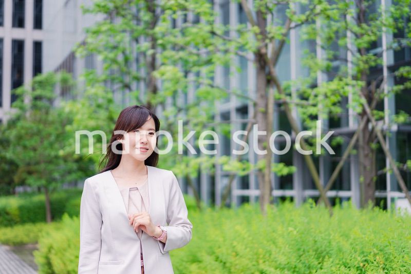 オフィスに出勤する若いビジネスウーマン