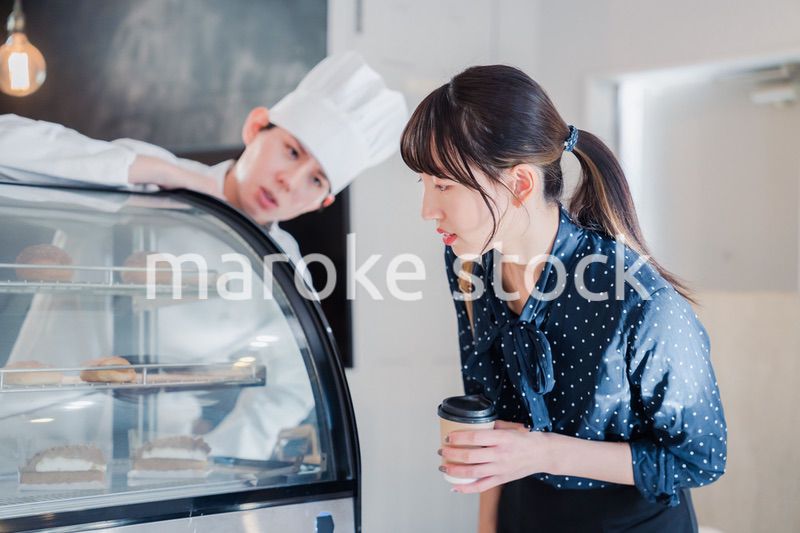 お店でスイーツを選ぶ若い女性