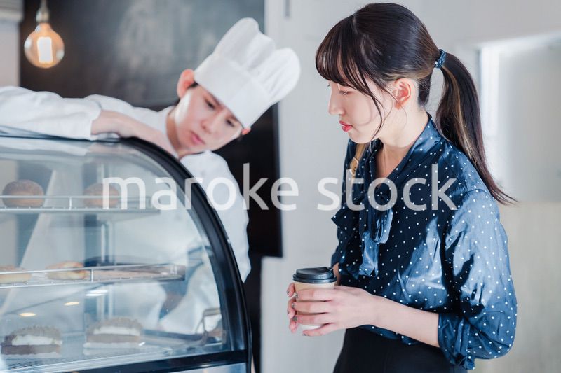 お店でスイーツを選ぶ若い女性