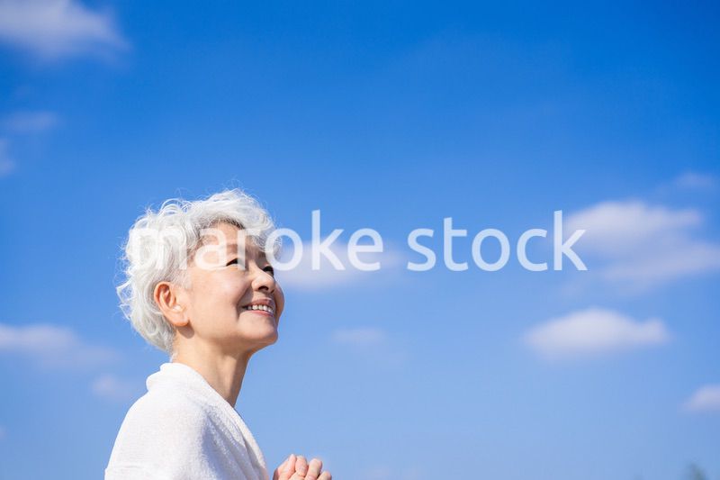 未来を見つめるシニアの女性