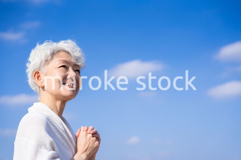 未来を見つめるシニアの女性