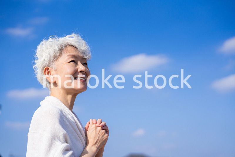 未来を見つめるシニアの女性