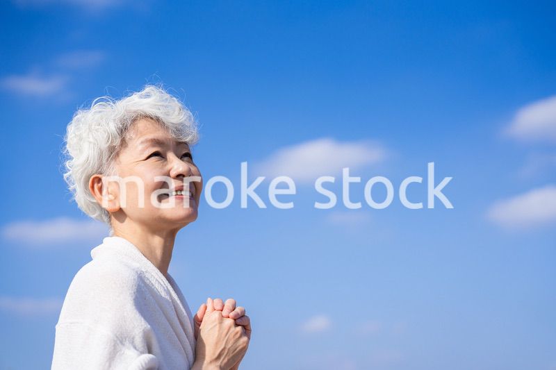 未来を見つめるシニアの女性