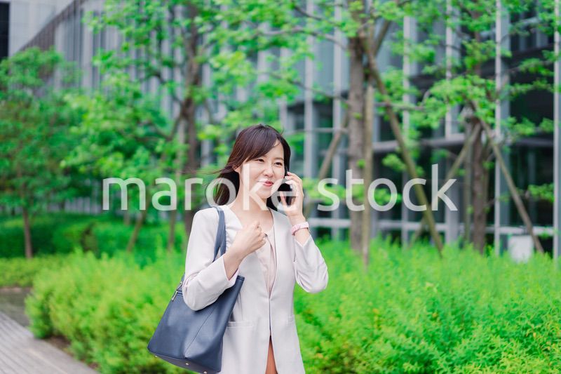 スマホで電話をするビジネスウーマン