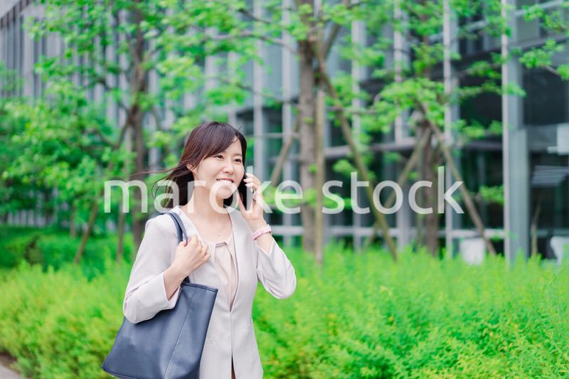 スマホで電話をするビジネスウーマン