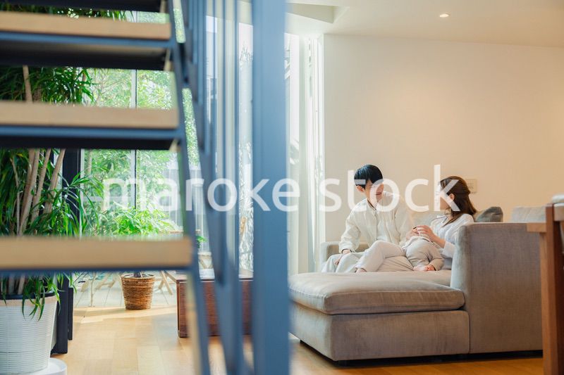 赤ちゃんとお家で過ごす幸せなファミリー