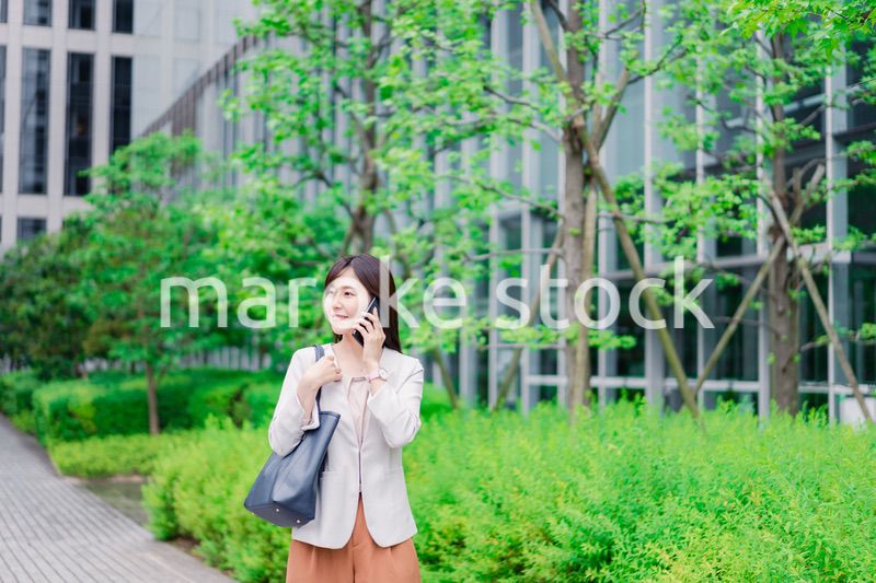 スマホで電話をするビジネスウーマン