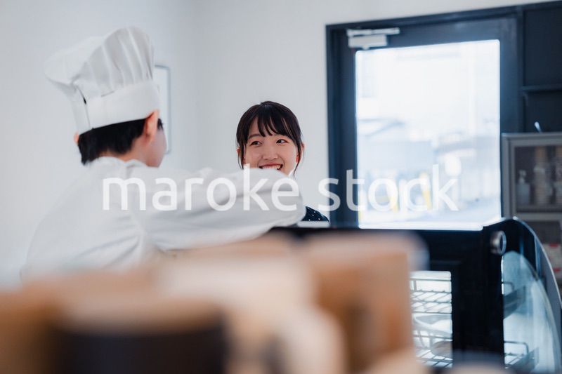 お店でスイーツを選ぶ若い女性