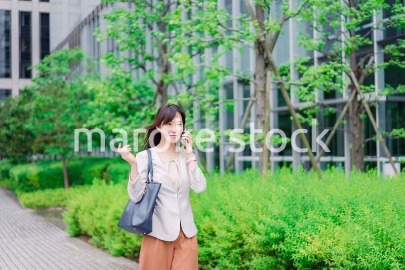 スマホで電話をするビジネスウーマン