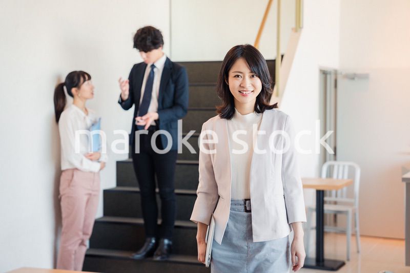 オフィスで働くビジネスパーソン