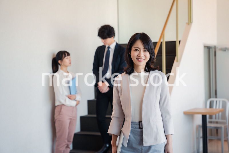 オフィスで働くビジネスパーソン