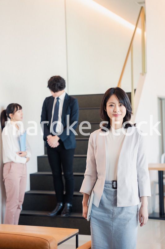 オフィスで働くビジネスパーソン