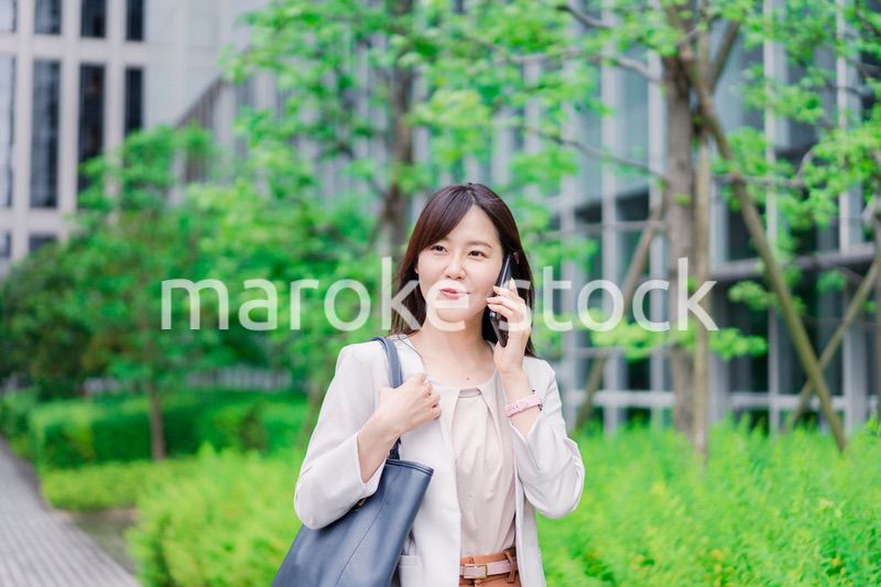 スマホで電話をするビジネスウーマン