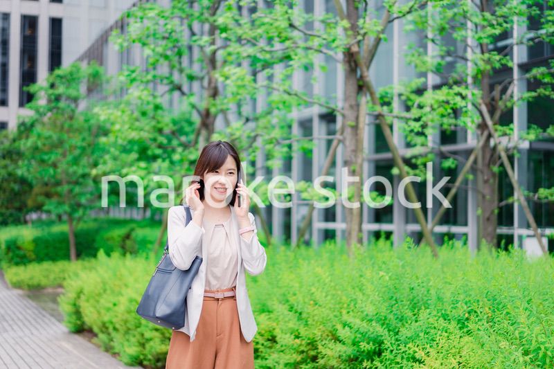 スマホで電話をするビジネスウーマン