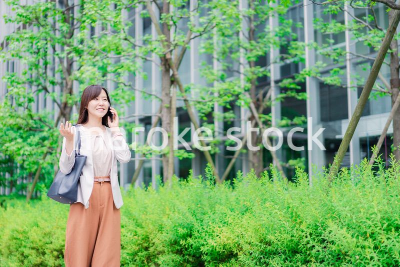 スマホで電話をするビジネスウーマン