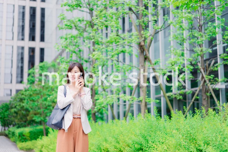 スマホで電話をするビジネスウーマン