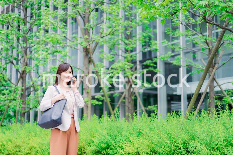 スマホで電話をするビジネスウーマン