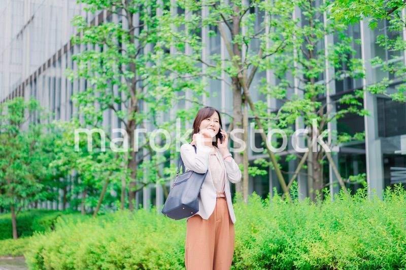 スマホで電話をするビジネスウーマン