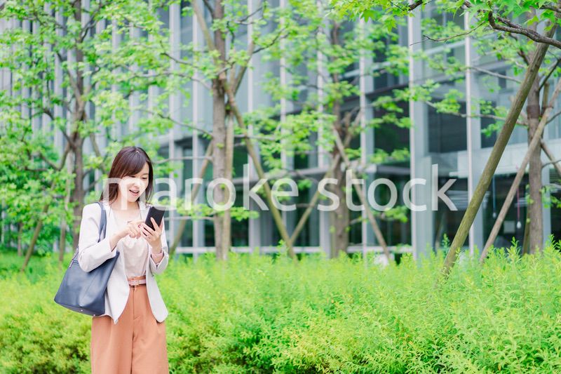歩きスマホをするビジネスウーマン