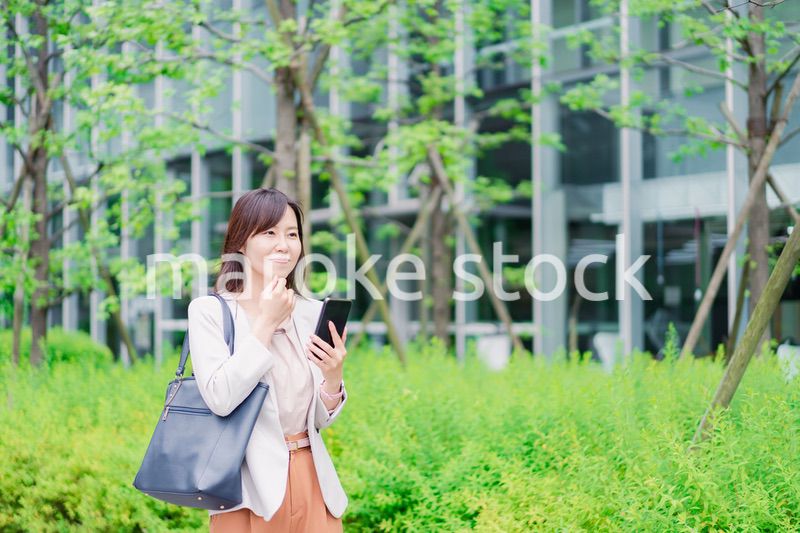歩きスマホをするビジネスウーマン