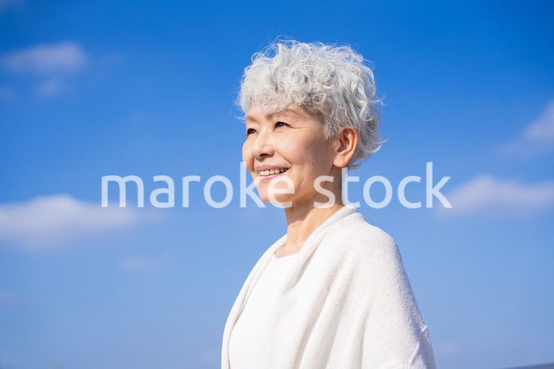 未来を見つめるシニアの女性