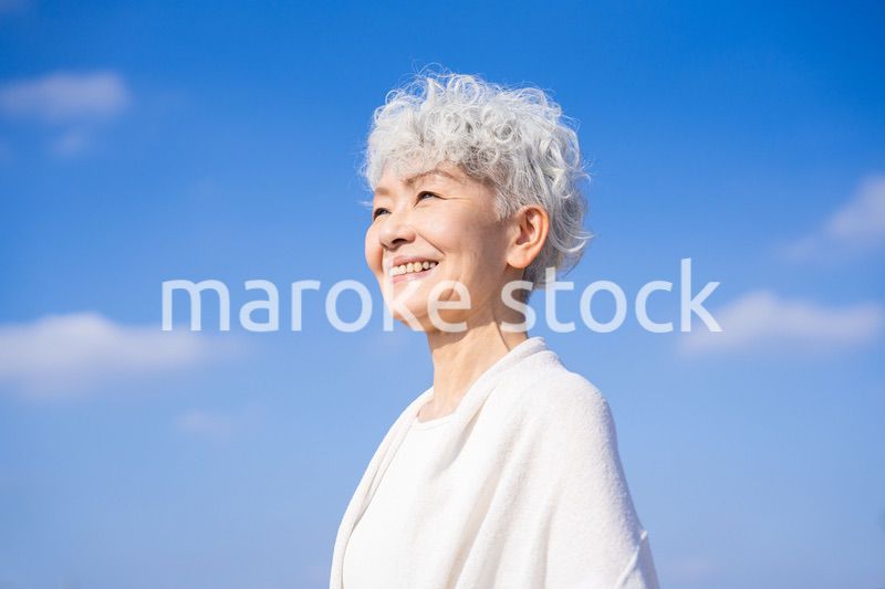 未来を見つめるシニアの女性