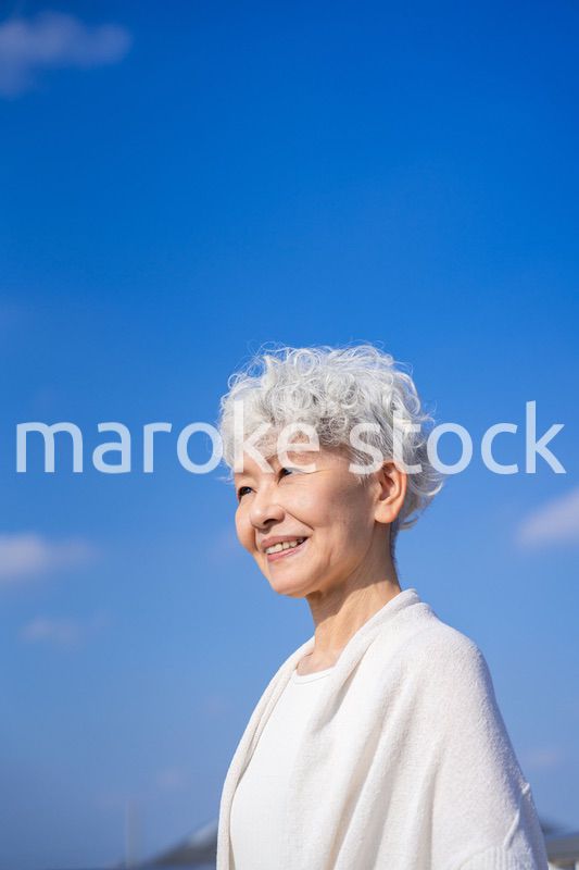 未来を見つめるシニアの女性