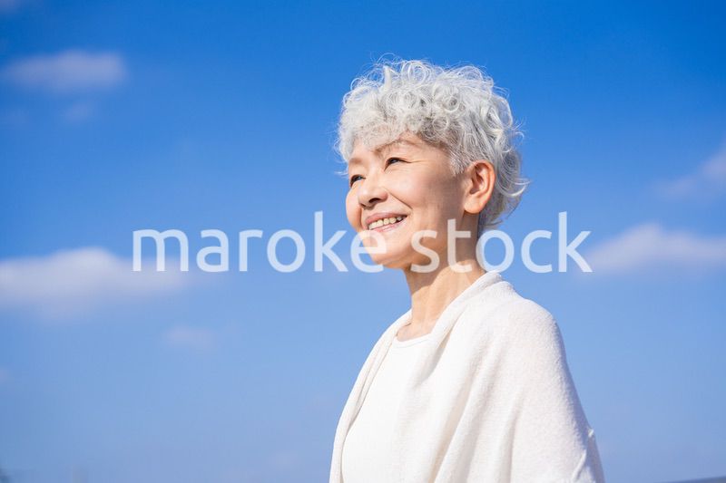 未来を見つめるシニアの女性