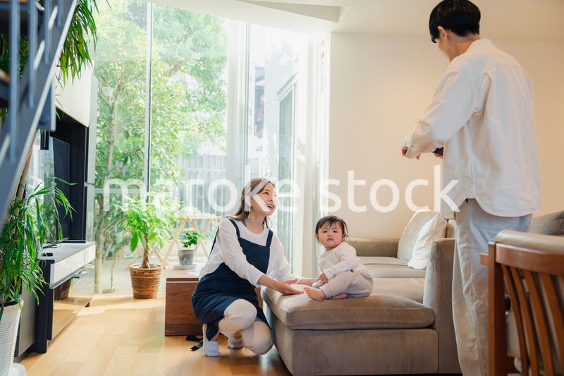 ベビーシッターに赤ちゃんを預けるお父さん