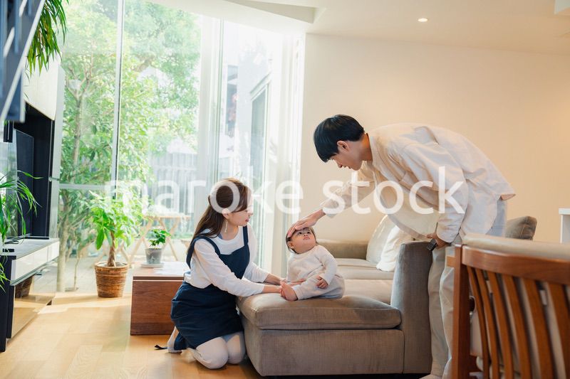 ベビーシッターに赤ちゃんを預けるお父さん