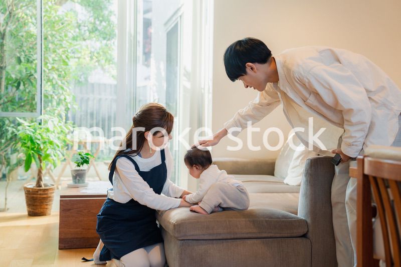 ベビーシッターに赤ちゃんを預けるお父さん