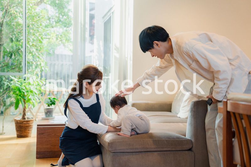 ベビーシッターに赤ちゃんを預けるお父さん