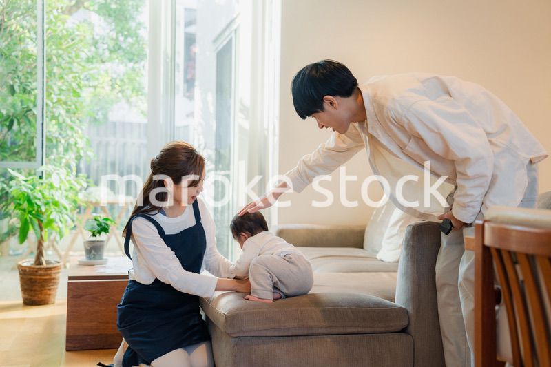 ベビーシッターに赤ちゃんを預けるお父さん