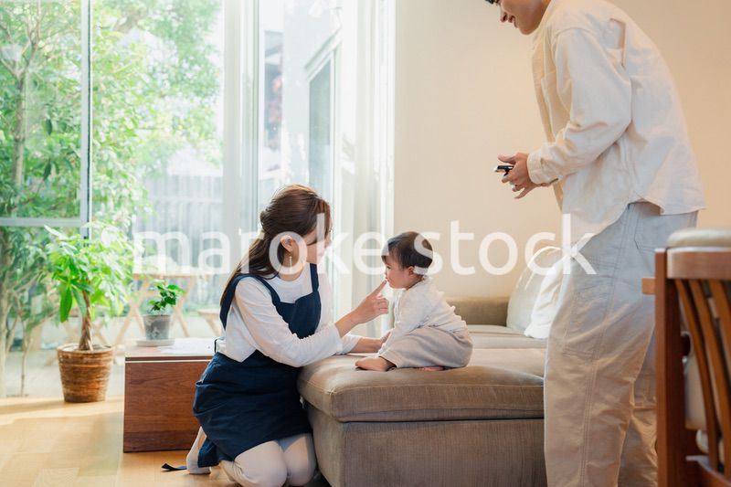 ベビーシッターに赤ちゃんを預けるお父さん