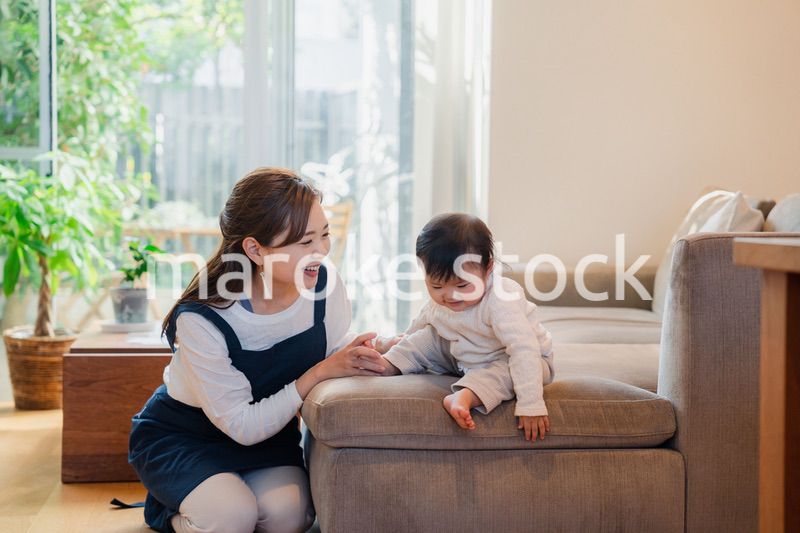 赤ちゃんの面倒を見るベビーシッター